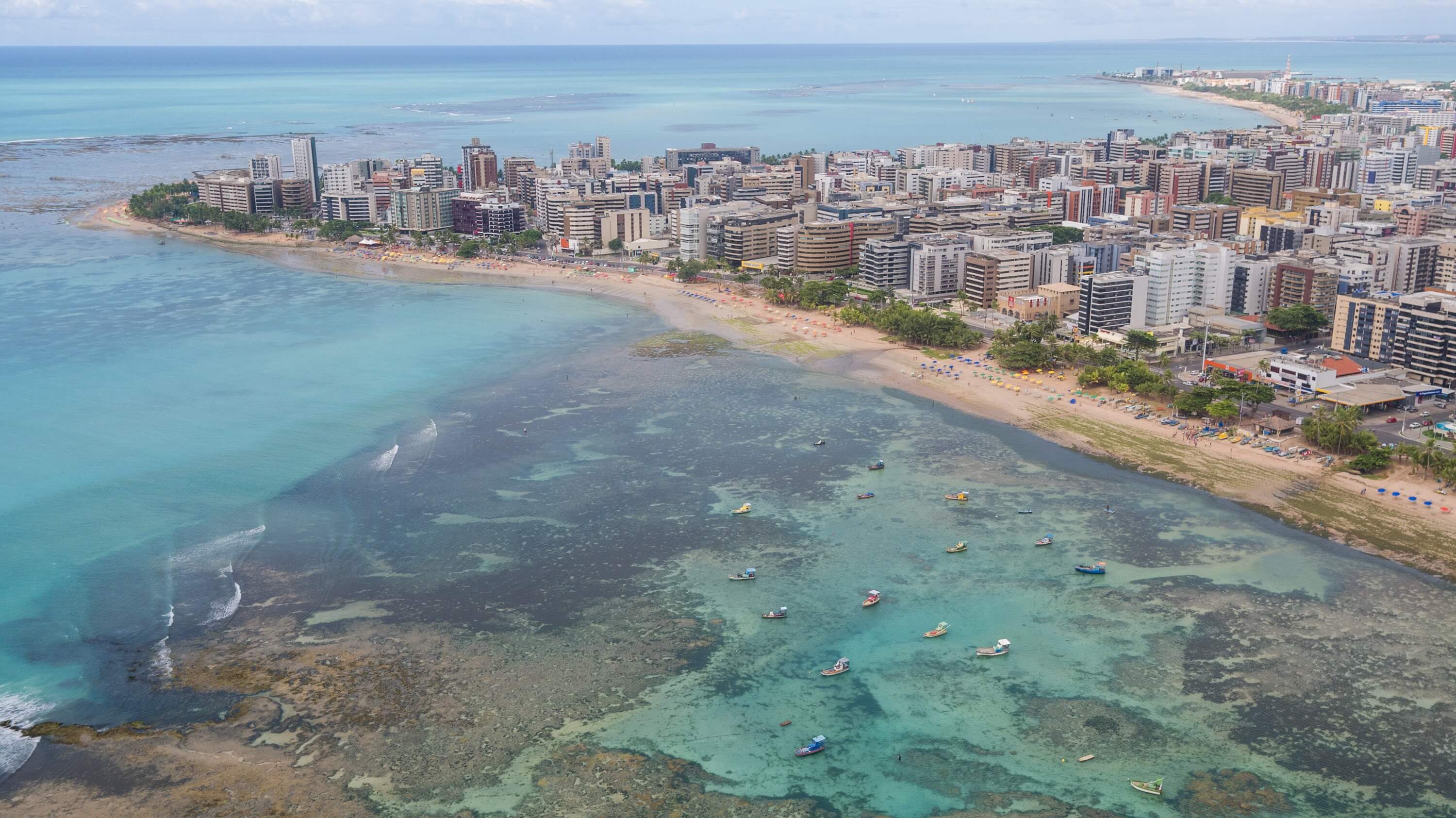 Vista aérea das piscinas naturais e da orla da praia de Ponta Verde, em Maceió, Alagoas.